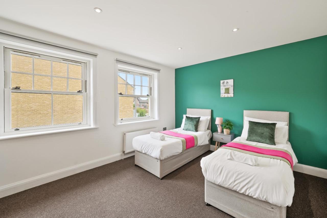 Lovely 4 Bed With Ensuite Free Wifi Off Street Parking In Sutton Morden  Dış mekan fotoğraf
