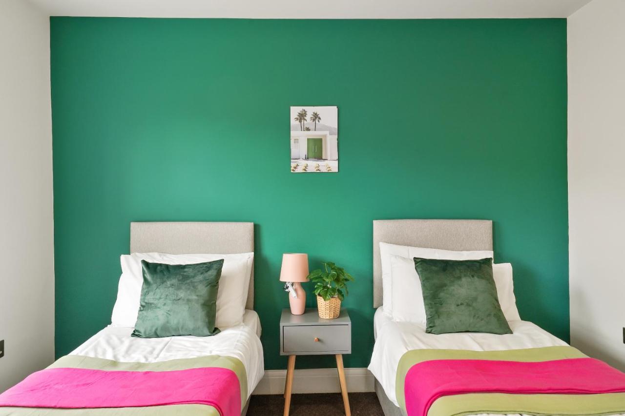 Lovely 4 Bed With Ensuite Free Wifi Off Street Parking In Sutton Morden  Dış mekan fotoğraf